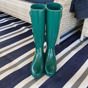NWT. HUNTER REFINED SLIM FIT TALL GLOSS BOOT Encore. GREEN. US 9
 $75!  Org $185